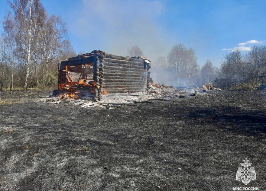 Дачный дом сгорел в деревне в Тверской области