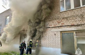 Из-за короткого замыкания в электрощите в Тверской области загорелось здание