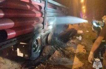 На трассе в Тверской области у грузовика загорелось колесо