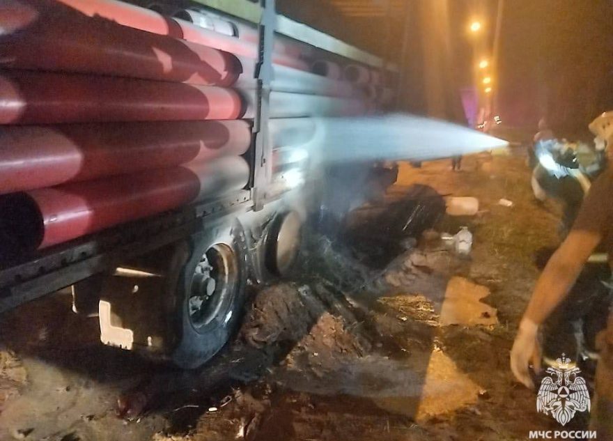 На трассе в Тверской области у грузовика загорелось колесо На трассе в Тверской области у грузовика загорелось колесо