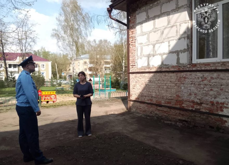 В Тверской области маленький ребёнок выпал из окна детского сада В Тверской области маленький ребёнок выпал из окна детского сада