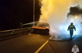 Ночью на трассе в Тверской области сгорел КАМАЗ