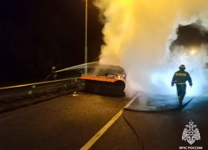 Ночью на трассе в Тверской области сгорел КАМАЗ