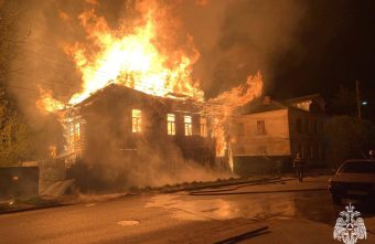 Огонь уничтожил дом в Тверской области