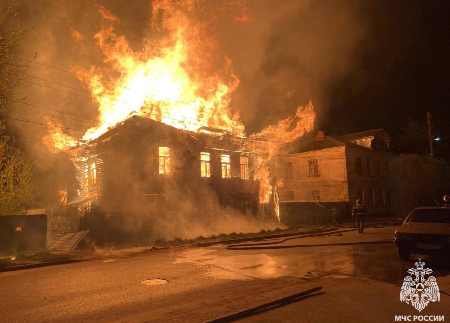 Огонь уничтожил дом в Тверской области
