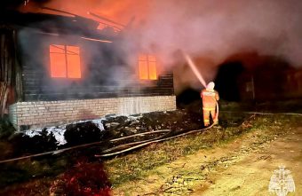 Нежилой дом сгорел в деревне в Тверской области
