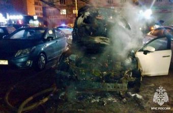 Две легковушки загорелись на улице в Твери Две легковушки загорелись на улице в Твери
