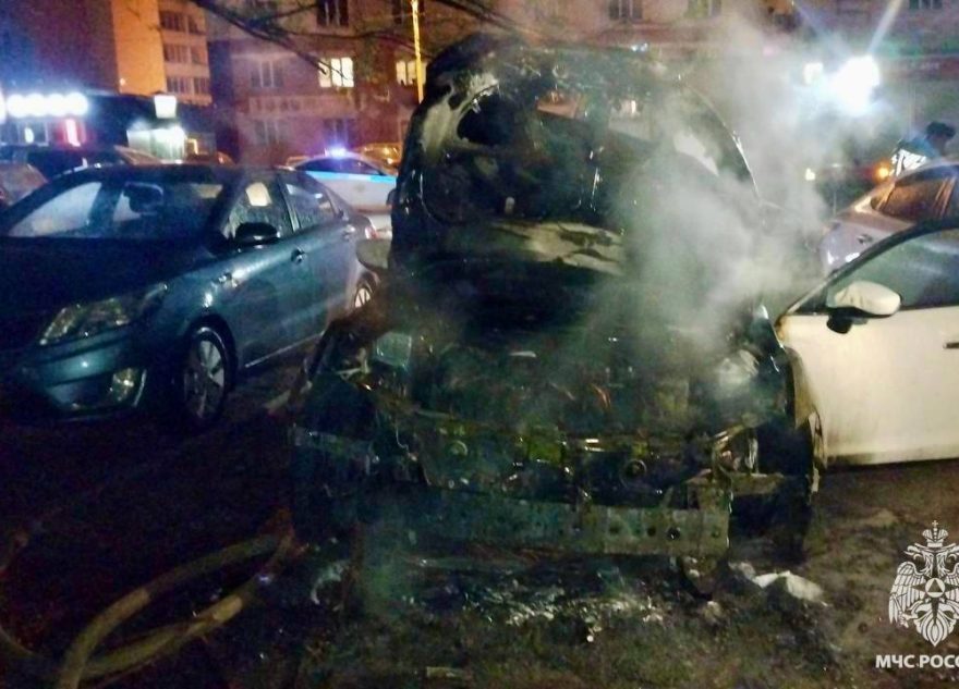 Две легковушки загорелись на улице в Твери