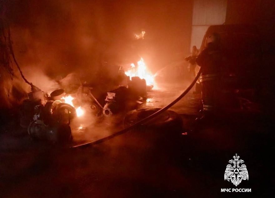 МЧС опубликовало видео пожара в ангаре в Тверской области МЧС опубликовало видео пожара в ангаре в Тверской области