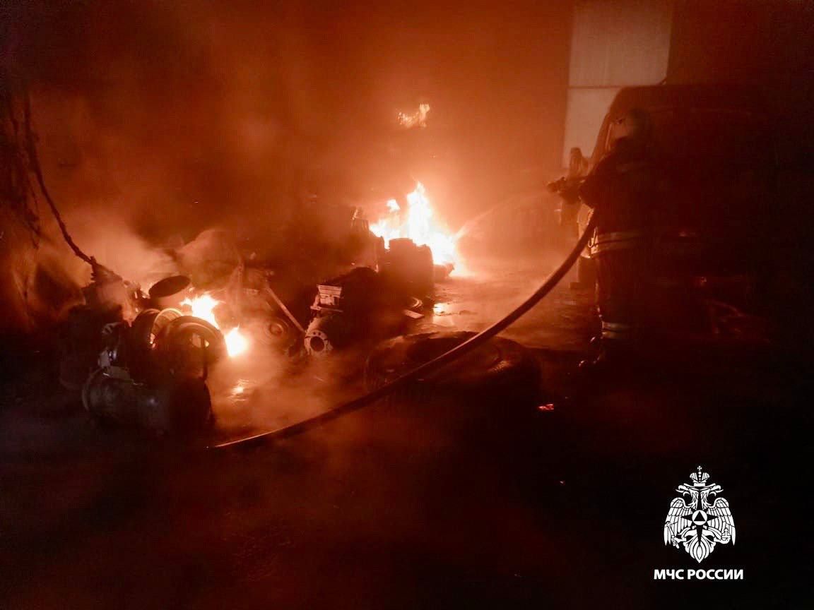 МЧС опубликовало видео пожара в ангаре в Тверской области МЧС опубликовало видео пожара в ангаре в Тверской области