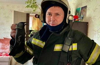 Спасатели в Тверской области вытащили галку из вытяжки Спасатели в Тверской области вытащили галку из вытяжки