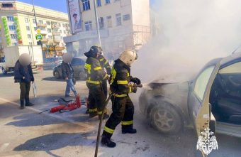 В центре Твери загорелся легковой автомобиль В центре Твери загорелся легковой автомобиль