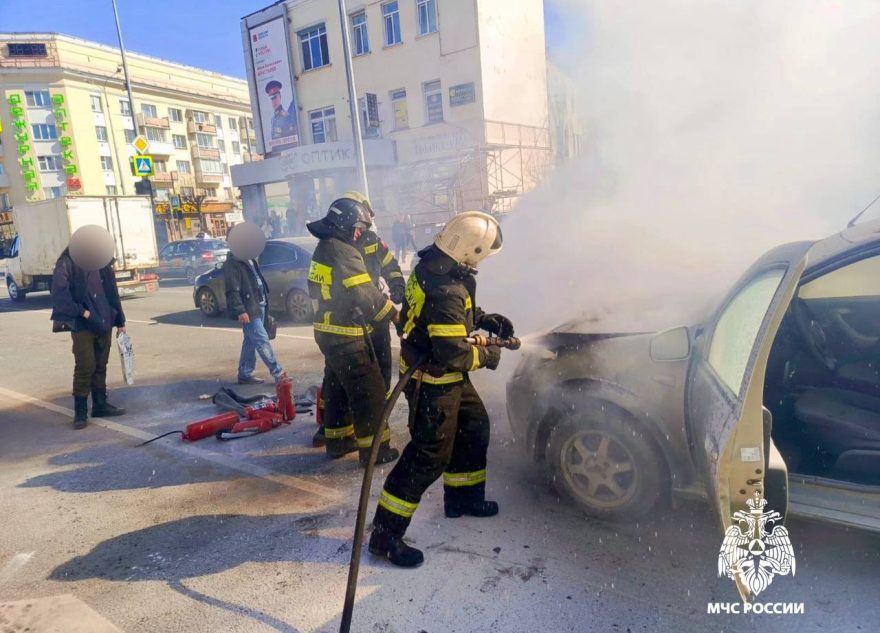 В центре Твери загорелся легковой автомобиль
