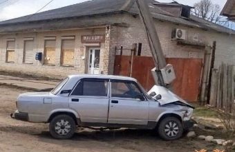 В Тверской области легковушка влетела в столб, есть пострадавший В Тверской области легковушка влетела в столб, есть пострадавший