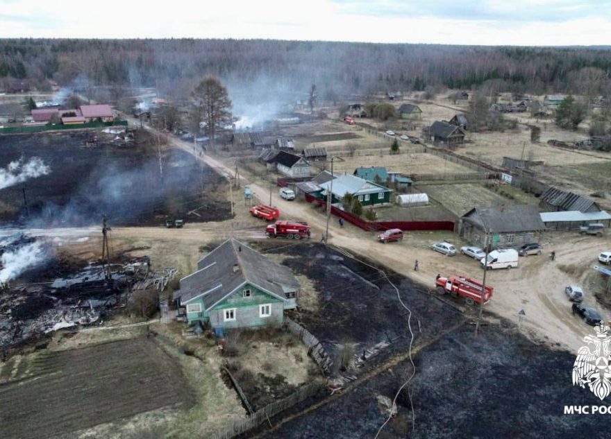 В Тверской области горит целый поселок