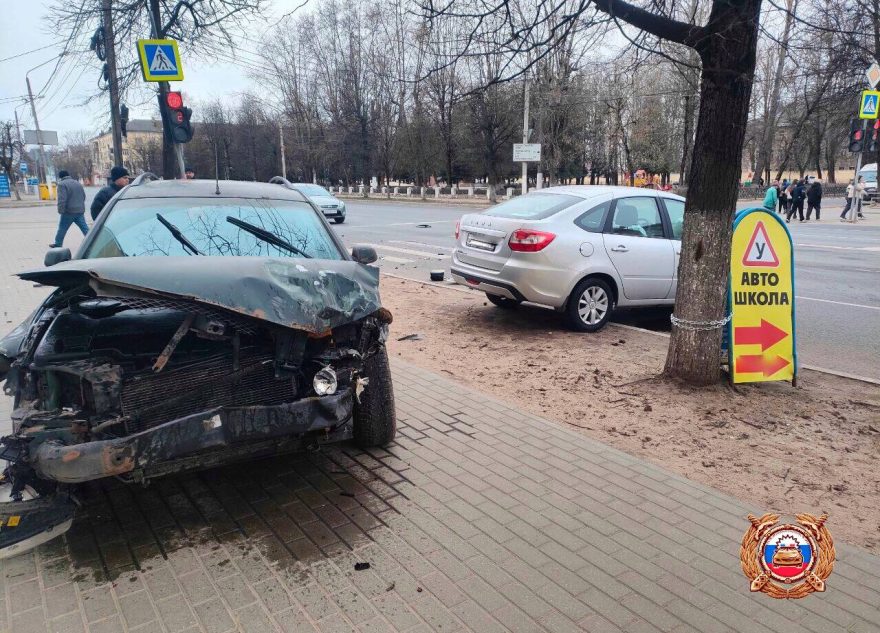 В Твери столкнулись «Лада» и Форд» с трезвыми водителями