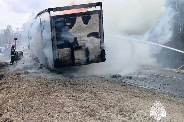 В Тверской области загорелась фура с макулатурой В Тверской области загорелась фура с макулатурой