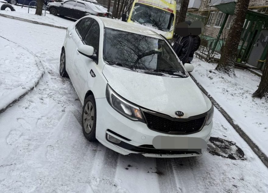 Водитель Kia сбил девочку-подростка во дворе дома в Твери