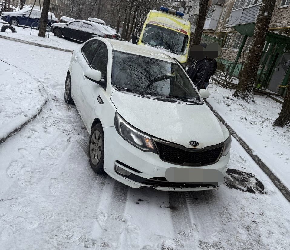 Водитель Kia сбил девочку-подростка во дворе дома в Твери Водитель Kia сбил девочку-подростка во дворе дома в Твери