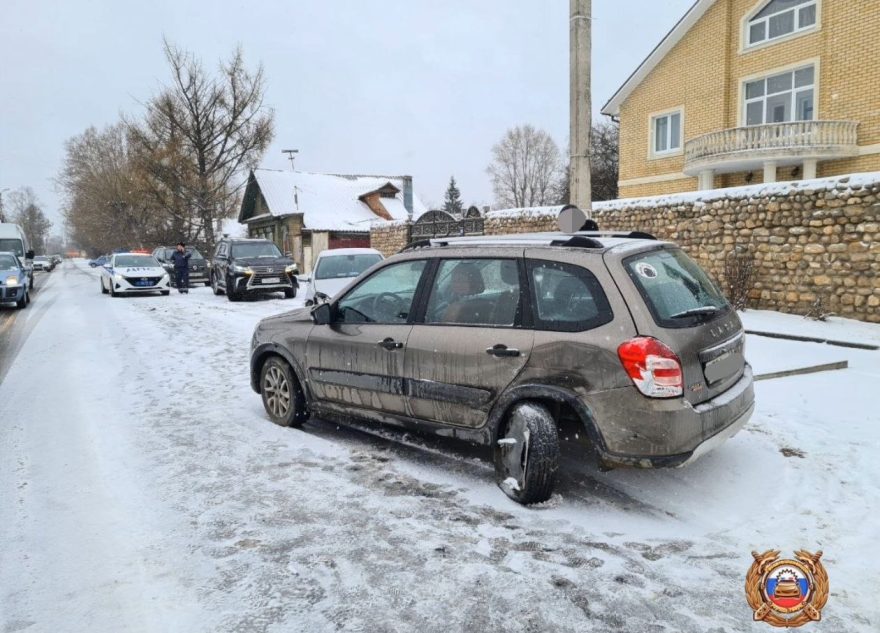 "Лада" и "Опель" столкнулись в Твери, есть пострадавшая