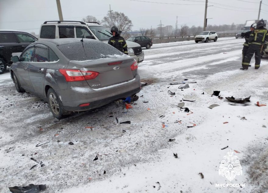 Пять автомобилей столкнулись на Восточном мосту в Твери
