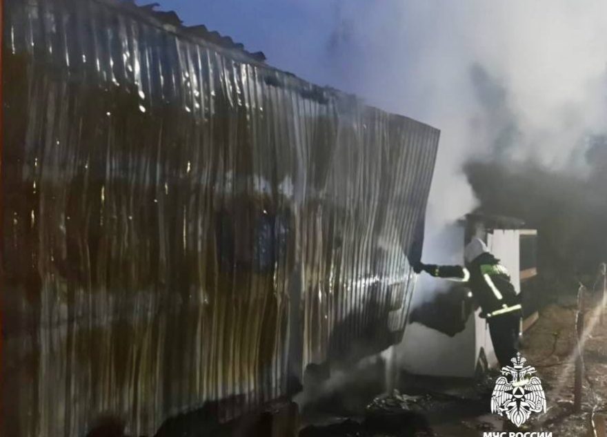 В Тверской области за час потушили загоревшуюся бытовку