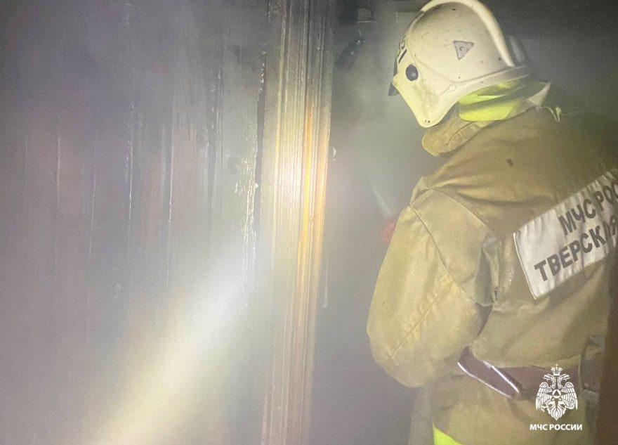 В Тверской области спасли загоревшуюся баню