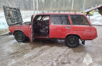 В Тверской области загорелась отечественная легковушка В Тверской области загорелась отечественная легковушка