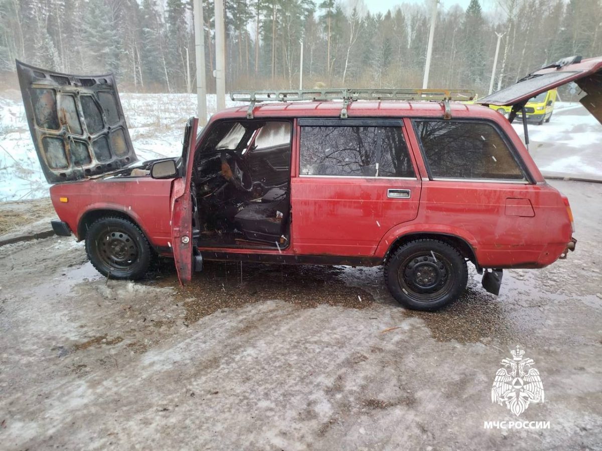 В Тверской области загорелась отечественная легковушка В Тверской области загорелась отечественная легковушка