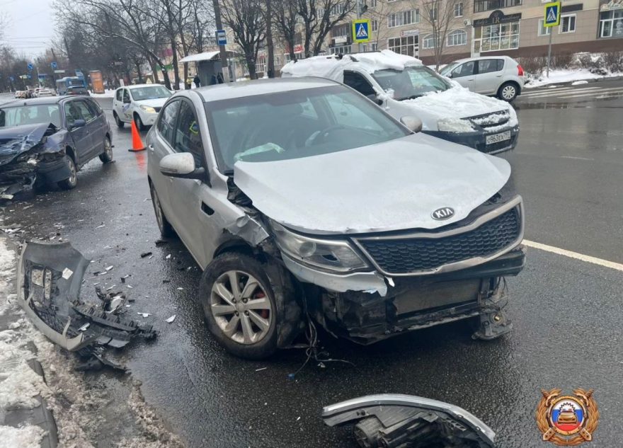 Трёхлетняя девочка пострадала в столкновении "Рено" и "Киа" в Твери