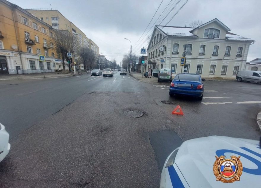 Водителя-нарушителя доставили в больницу после ДТП в Твери