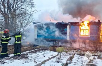В селе под Тверью загорелся жилой дом В селе под Тверью загорелся жилой дом