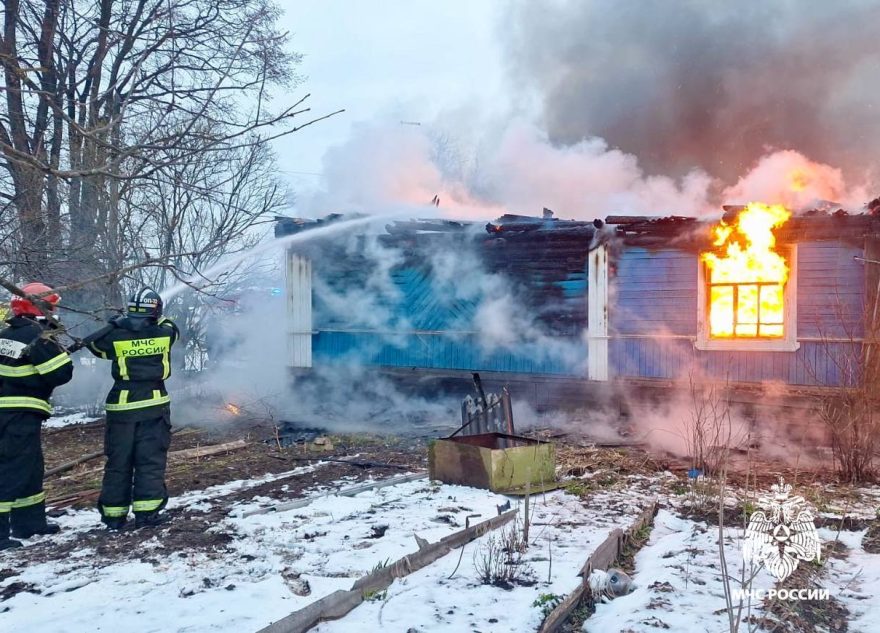 В селе под Тверью загорелся жилой дом