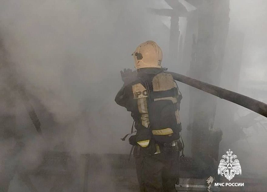 Огонь уничтожил баню в деревне под Тверью