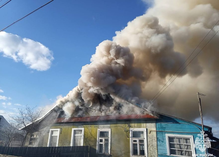 В Тверской области загорелся четырёхквартирный жилой дом