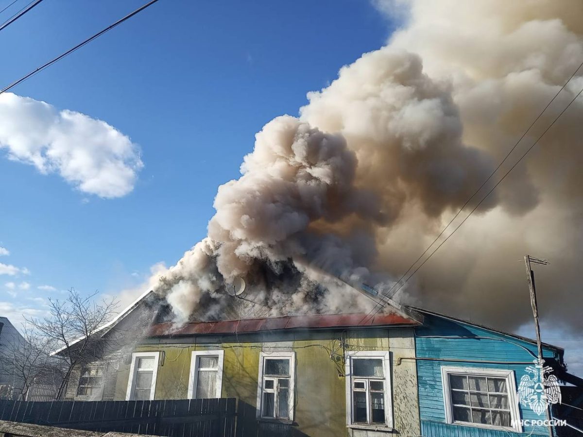 В Тверской области загорелся четырёхквартирный жилой дом