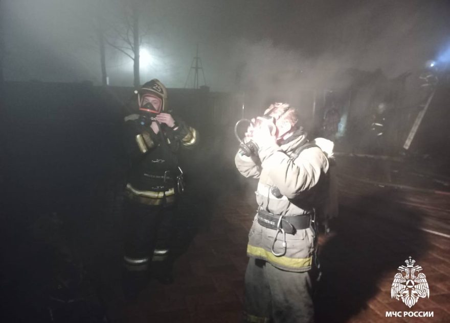 Огонь уничтожил крышу бани в Тверской области