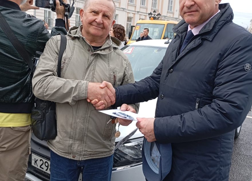 Губернатор вручил ключи от учебного автомобиля торопецким старшеклассникам Губернатор вручил ключи от учебного автомобиля торопецким старшеклассникам
