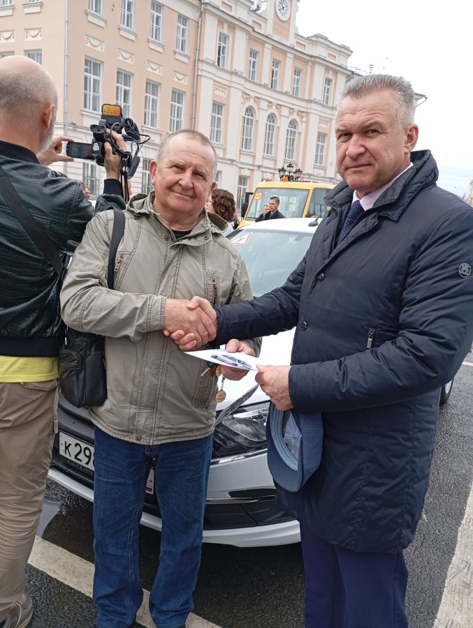 Губернатор вручил ключи от учебного автомобиля торопецким старшеклассникам