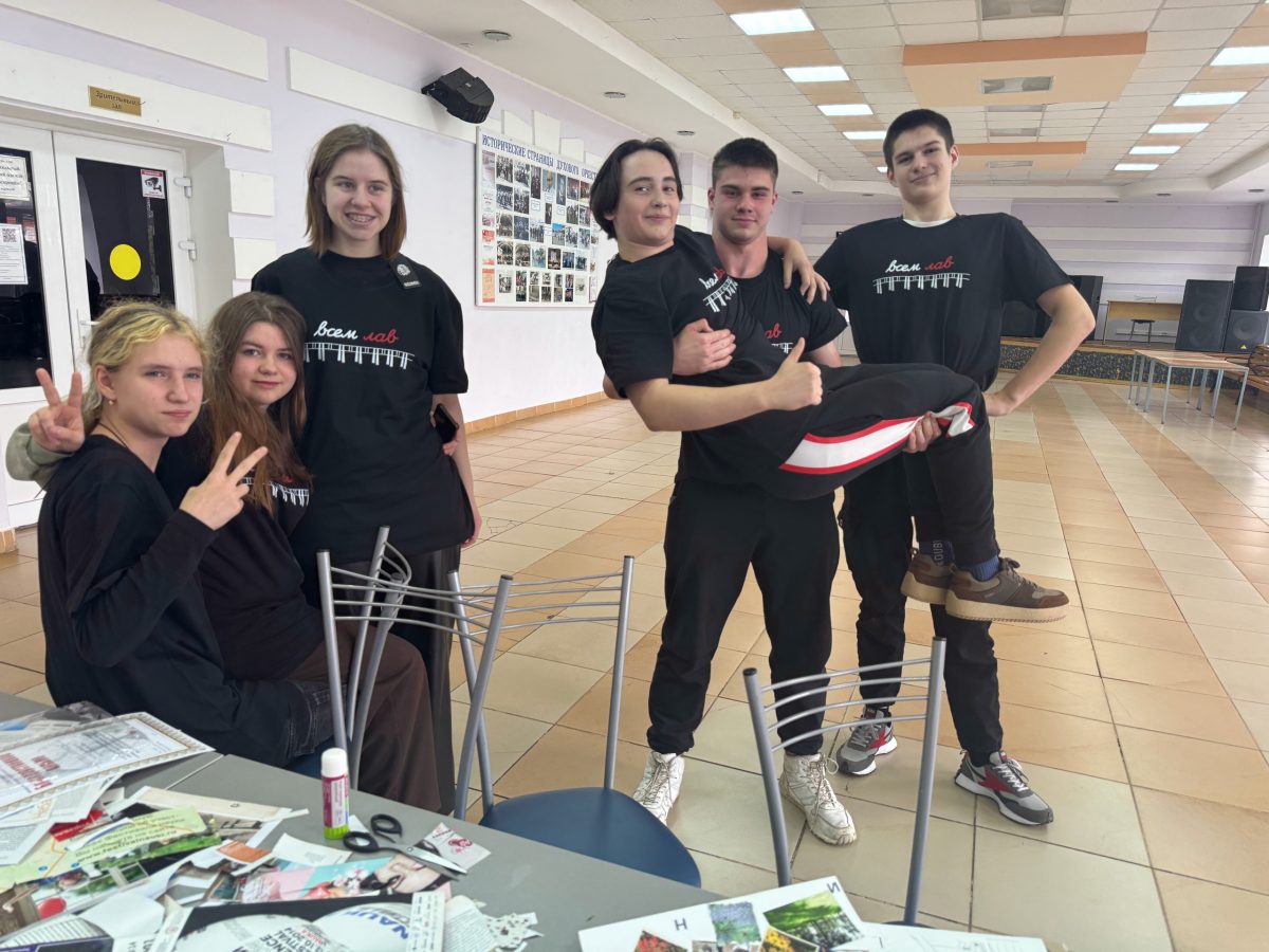 Молодёжь Тверской области вырезала и клеила образ будущего своего города