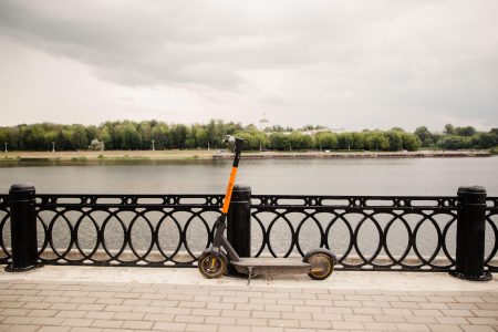 Неосторожная самокатчица из Твери чуть не убила свою подругу Неосторожная самокатчица из Твери чуть не убила свою подругу