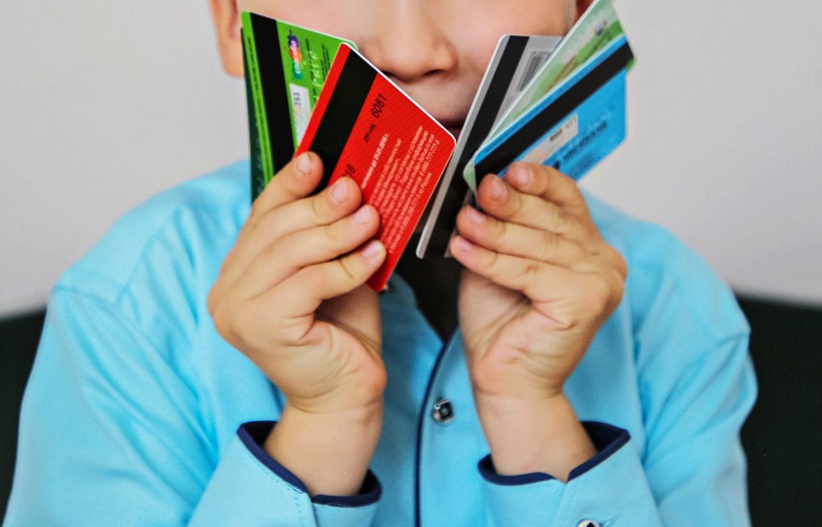 Супермаркеты, фастфуд и маркетплейсы возглавляют топ покупок по детским картам