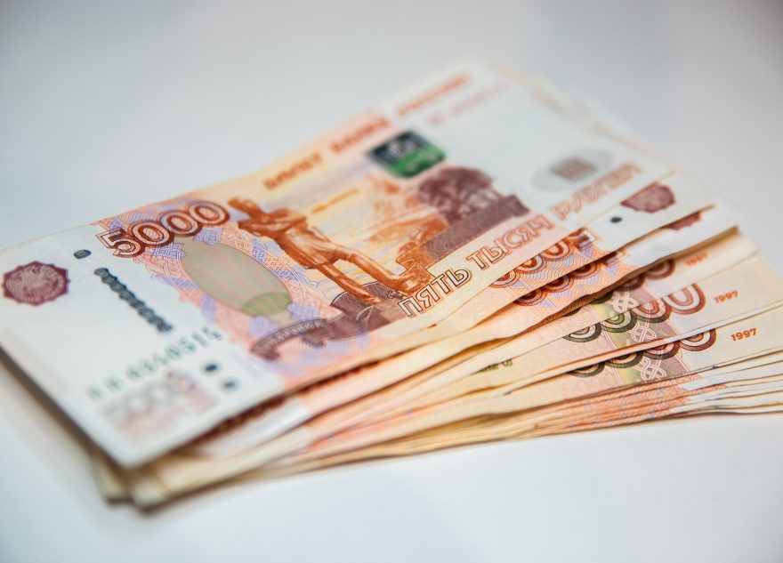 Эксперты ожидают ослабление рубля до 100 за доллар