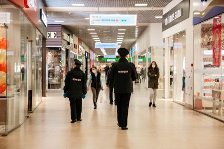 Уголовник из Тверской области потратил больше 150 тысяч рублей с чужой карты на выпивку и еду