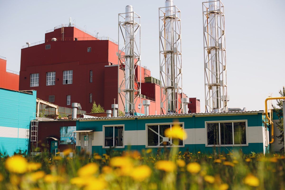 Первым углеродно нейтральным заводом в России стал «СИБУР-ПЭТФ»