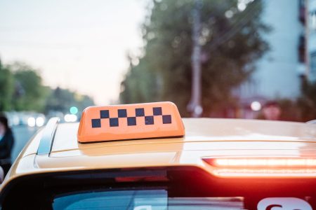 Благородный таксист из Твери не дал мошенникам обмануть пенсионерку Благородный таксист из Твери не дал мошенникам обмануть пенсионерку