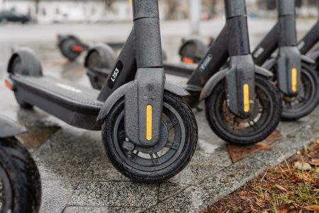 Жителей Тверской области призывают с особой осторожностью использовать СИМ Жителей Тверской области призывают с особой осторожностью использовать СИМ