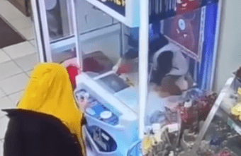 Ребенок в Тверской области залез в автомат в игрушками Ребенок в Тверской области залез в автомат в игрушками