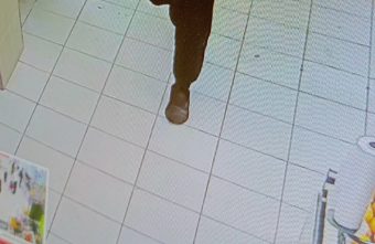 В Тверской области житель, не стесняясь, выносит продукты из магазина