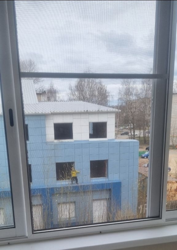 Дети в Тверской области, рискуя жизнью, лазают по недостроенному зданию